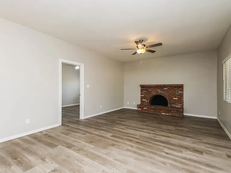 2633 W Monte Ave — Photo 4