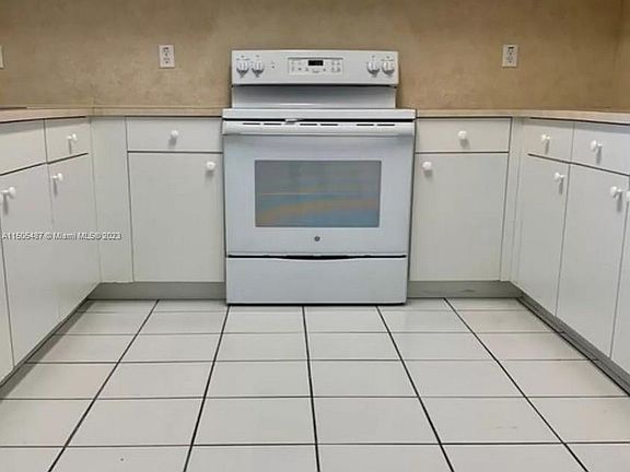 5th image of 1627 NW 18th St APT 304