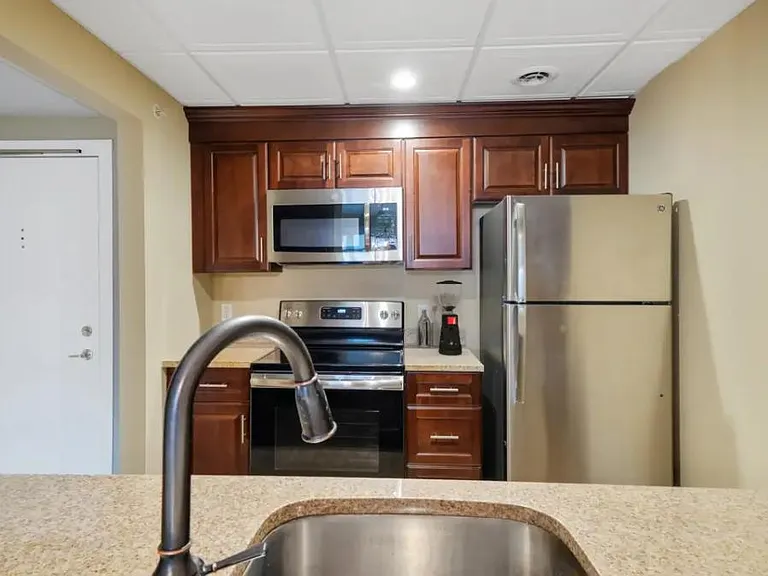 Royal Pines — Photo 10