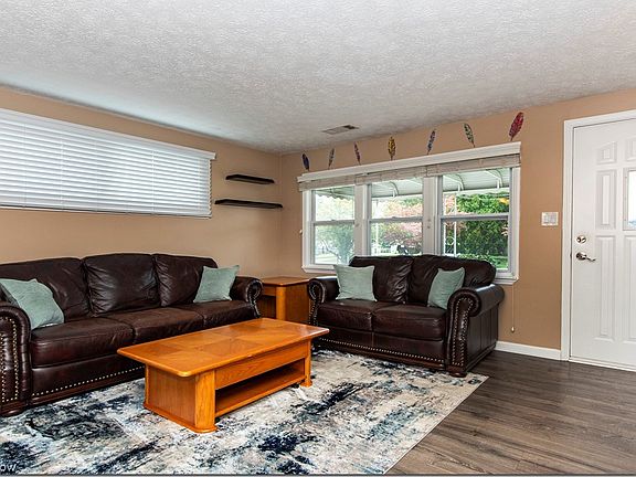 2nd image of 1909 Hillsdale Dr