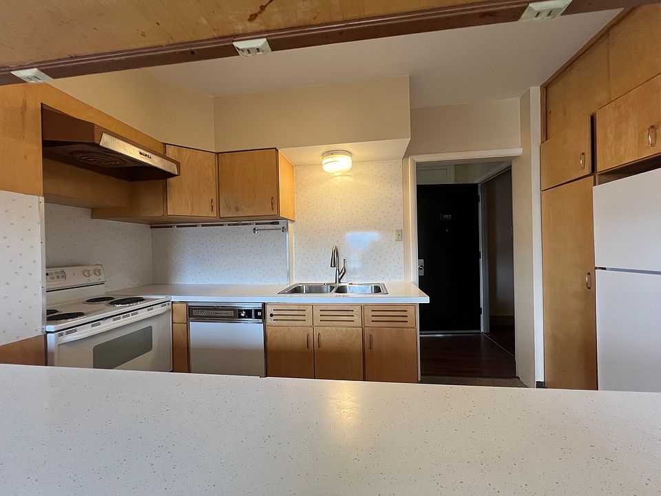 Kitchen and breakfast bar