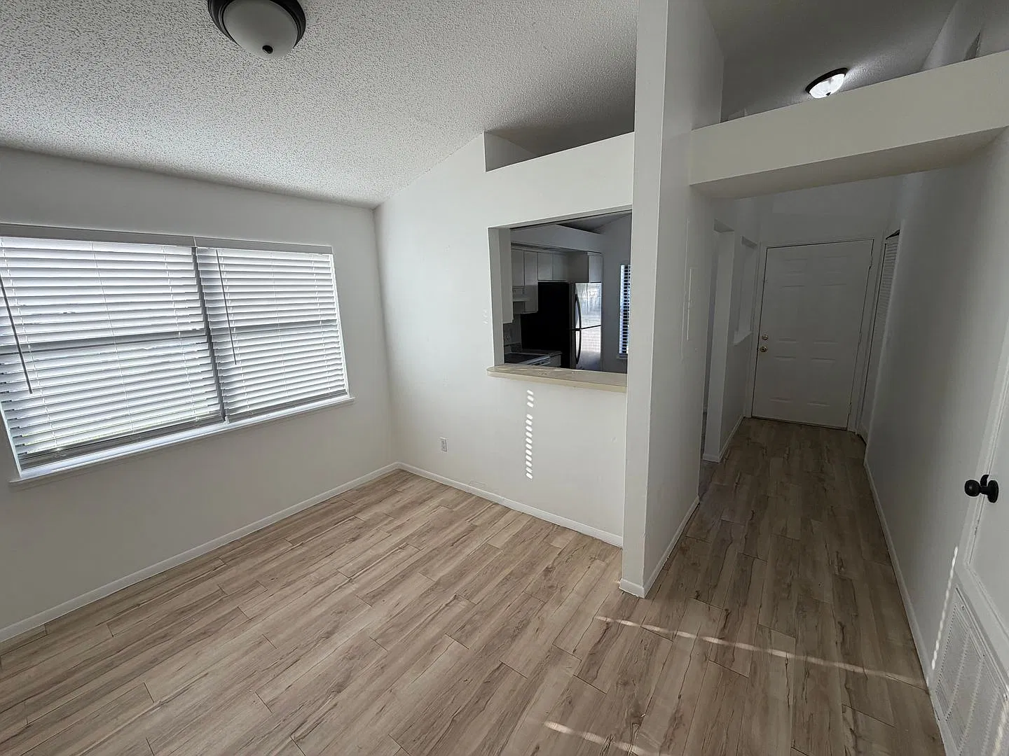 Charming 2 Bedroom Duplex Near UCF Available Now! — Photo 3