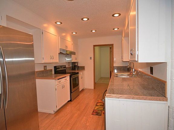 3rd image of 10508 Butte Dr SW