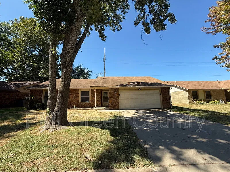 3 bed, 2.0 bath, 1350 sqft, $1,645 — Photo 1
