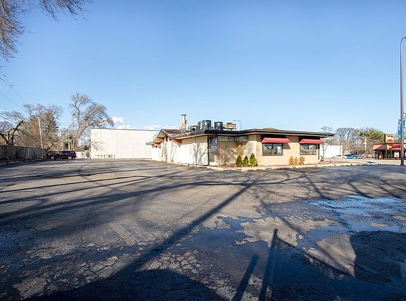 3rd image of 300 N Northwest Hwy