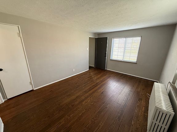 5th image of 6 W Victory Dr APT A