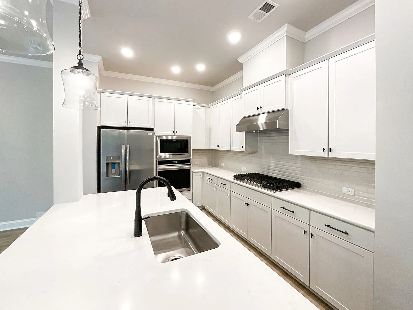 Experience Luxury Living: Stunning 3-Bed Townhome at The Retreat at West Catawba — Photo 2