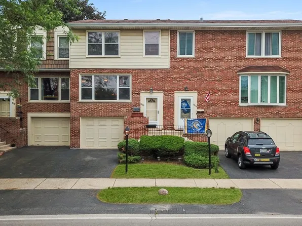 8820 Plainfield Rd, Brookfield, IL 60513