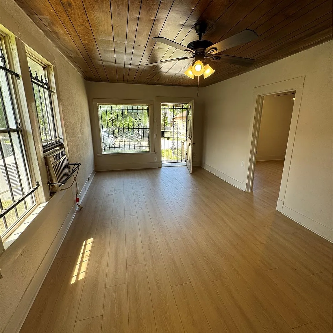 3 bed, 1.0 bath, 864 sqft, $1,290 — Photo 1