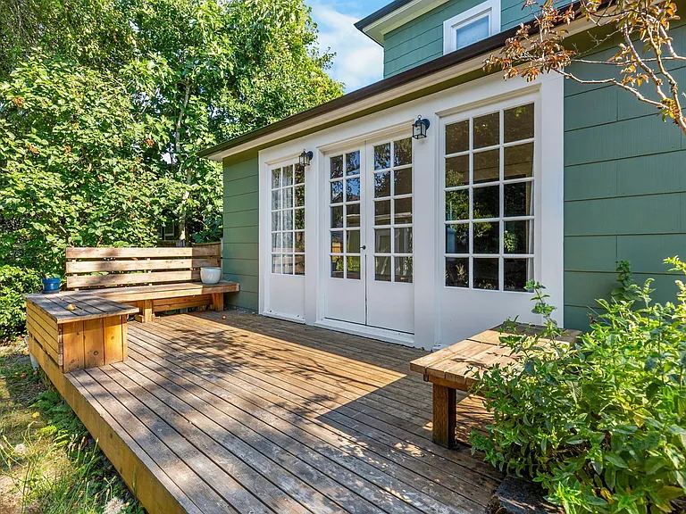 2047 N Sumner St — Photo 32