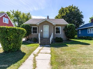 215 Seward Ave, Grand Forks, ND 58203