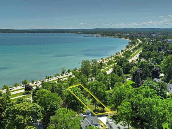 1123 Bay St, Traverse City, MI 49684