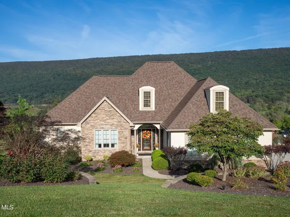 105 Country Club Ln, Hollidaysburg, PA 16648