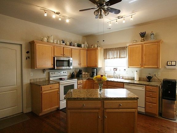 3rd image of 121 W Persimmon Dr