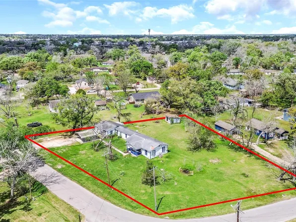 1220 Pecan St, Clute, TX 77531