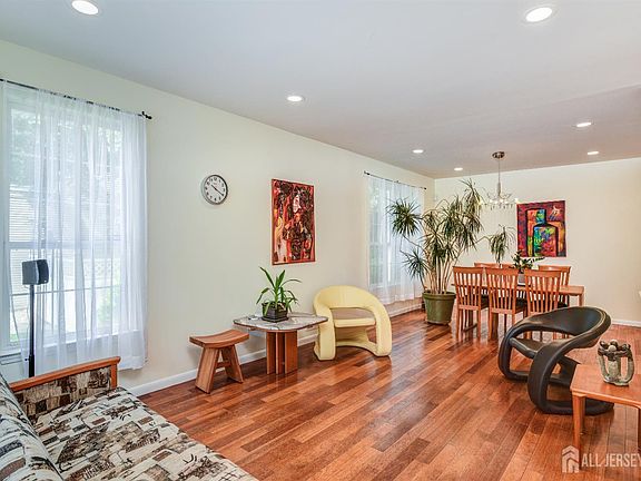 4th image of 411 Perry St