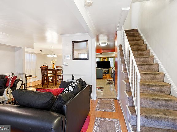 5th image of 1018 45th St NE