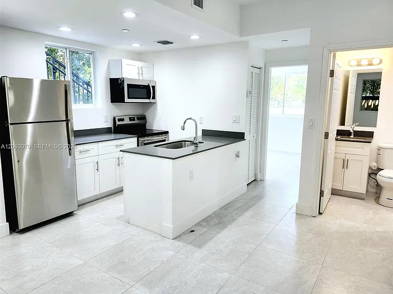 580 NW 34th St #1 — Photo 1