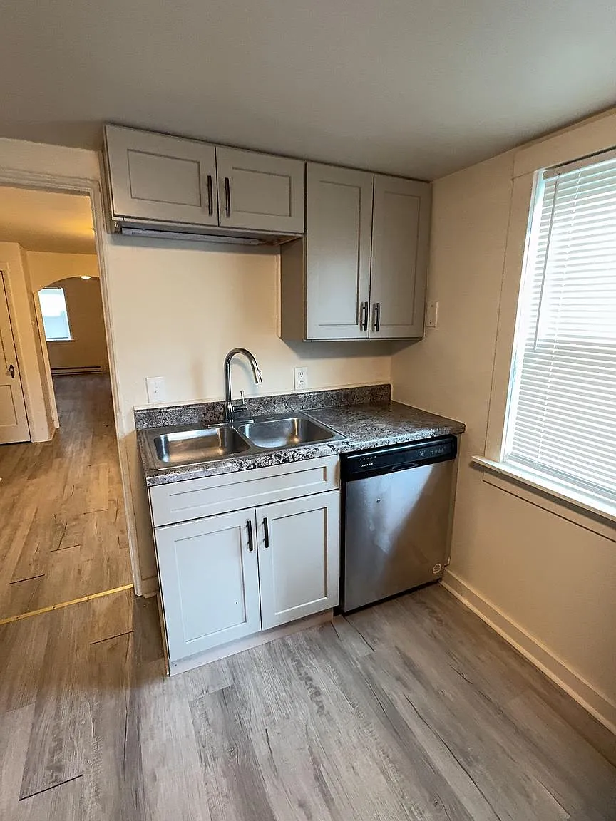 2 bed, 1.5 bath, 996 sqft, $1,295 — Photo 2