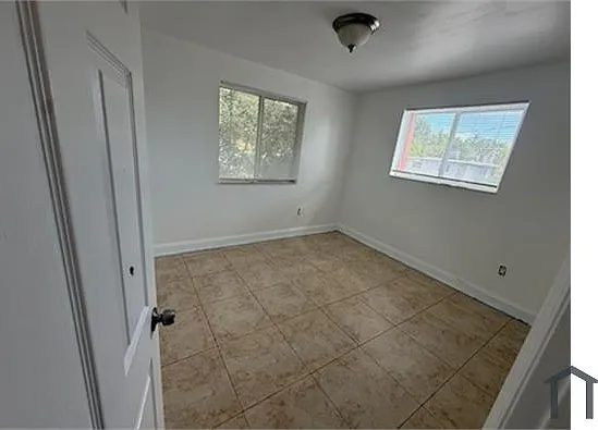 204 NW 10th Ave #5 — Photo 3