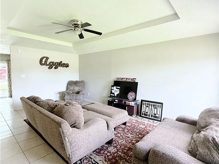 1118 S Dexter Dr — Photo 2