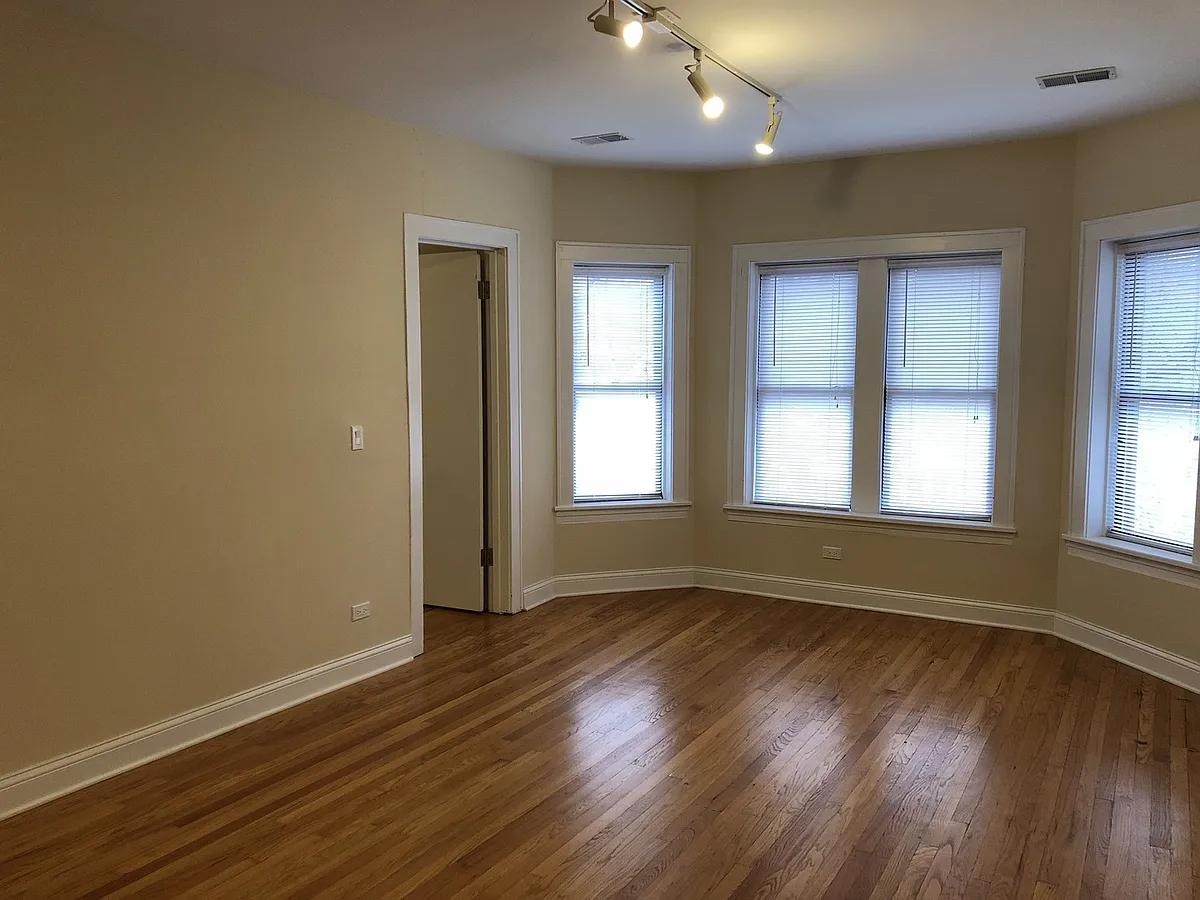 Photo 2 of 9 - 4054 N Harding Ave #3 - Chicago, IL Building Photo - 4054 N Harding Ave #3