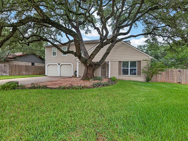 1202 Knollpark Cir — Photo 3