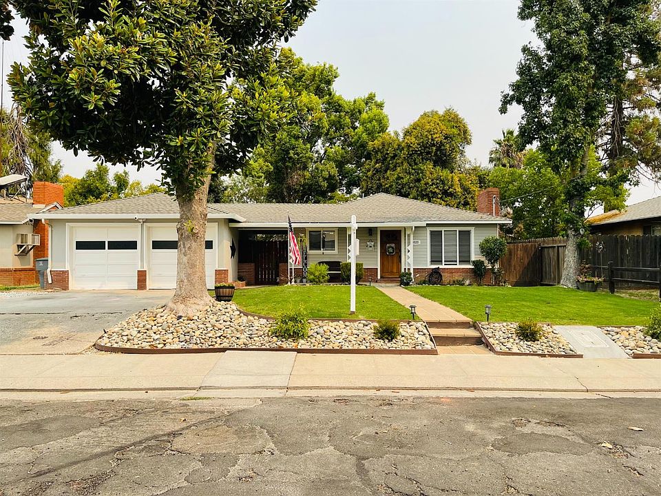 2nd image of 1020 Cedar Pl