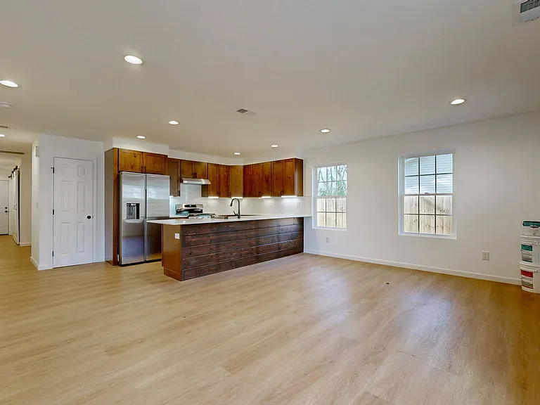 538 E State St — Photo 5