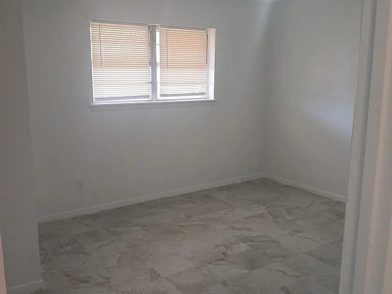 1406 E 1st St #8 — Photo 5
