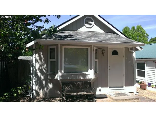401 NW Ebberts Ave photo 1