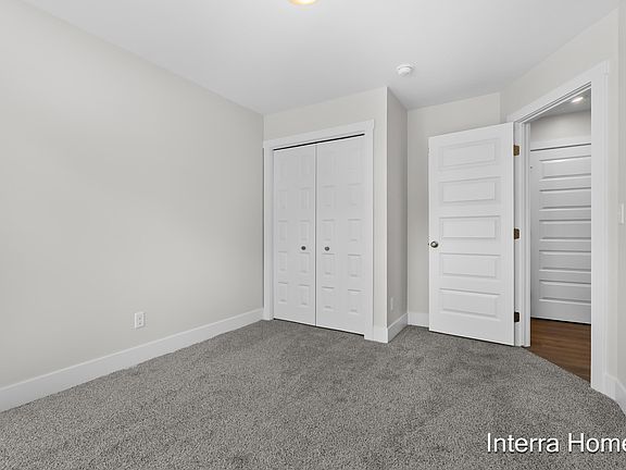 4th image of 325 Round Hill Rd