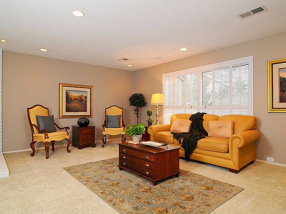 4th image of 208 Elmhurst Cir