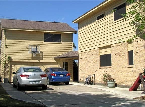 SIDE OF HOME AND GARAGE APARTMENT