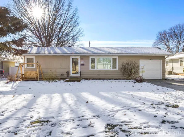 308 Hillside Pl, North Aurora, IL 60542