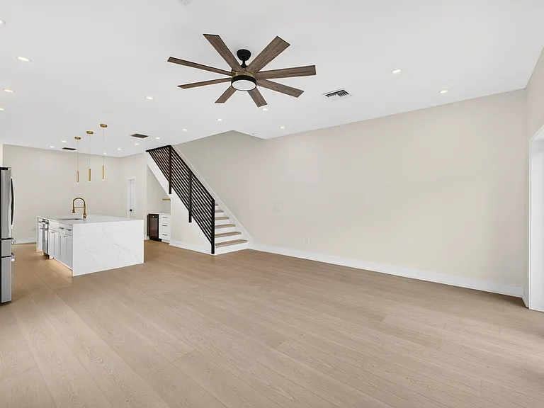 507 SW 11th St — Photo 23