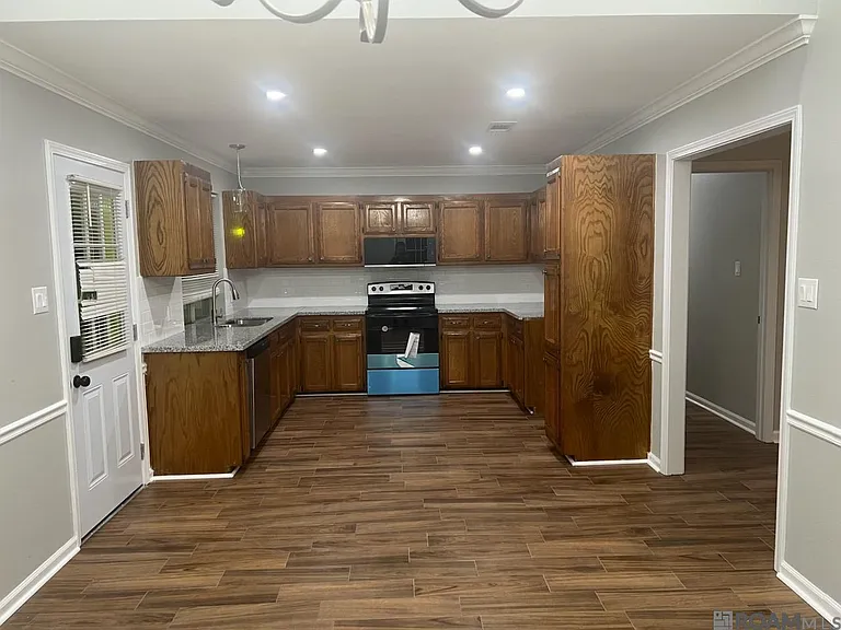 1719 Tallwood Dr — Photo 4