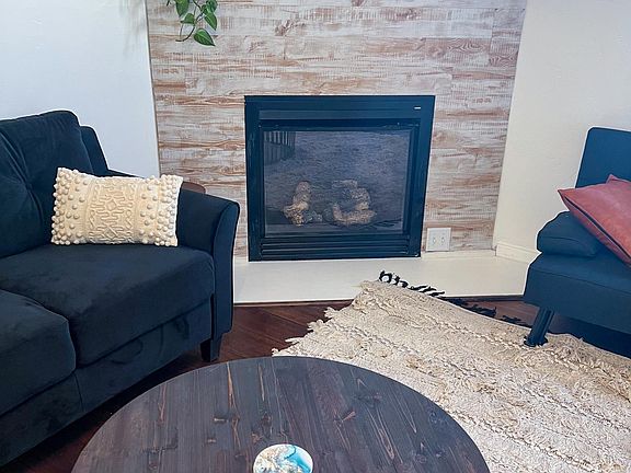 5th image of 637 W Lake View Dr