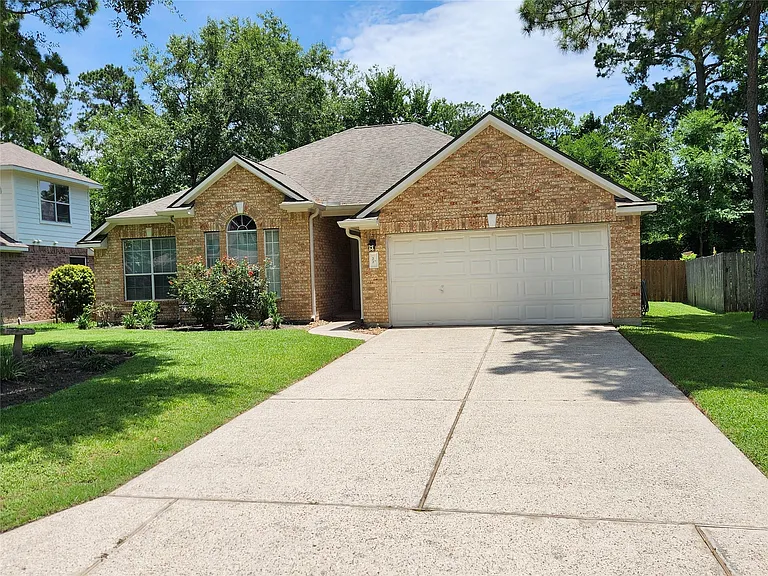 22 Hobbit Glen Dr — Photo 1