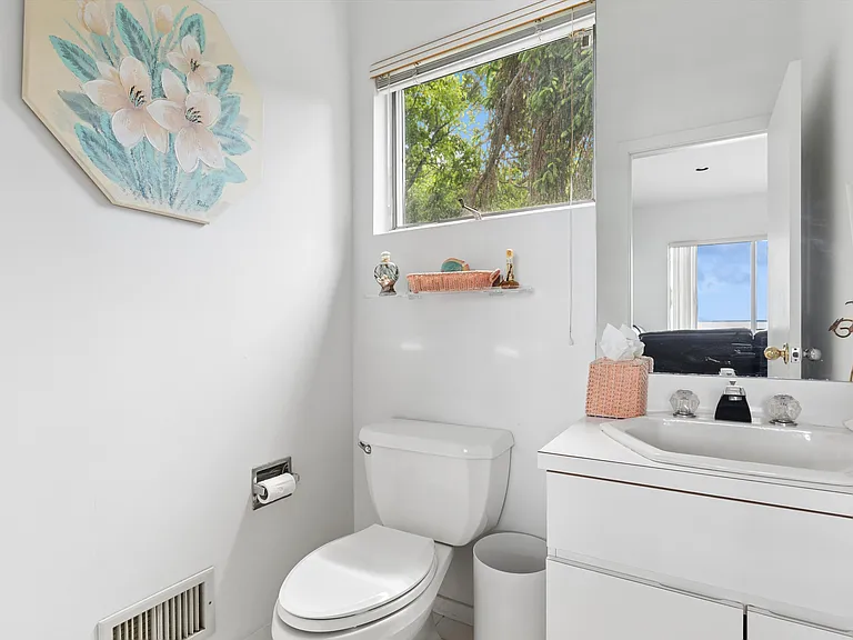 135 Edgemere Dr — Photo 15