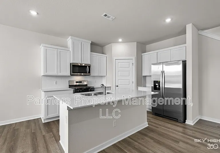 289 S Neon Ave — Photo 2