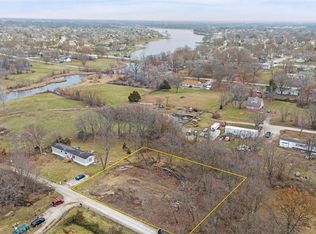 1209 N Lyne St, Raymore, MO 64083