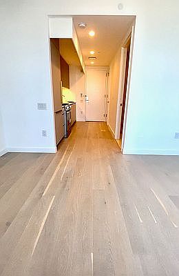 4th image of 3 Court Sq #1606