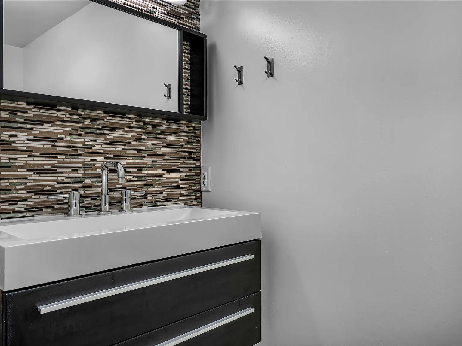 3 bed, 2.5 bath, 1975 sqft, $4,899 — Photo 3