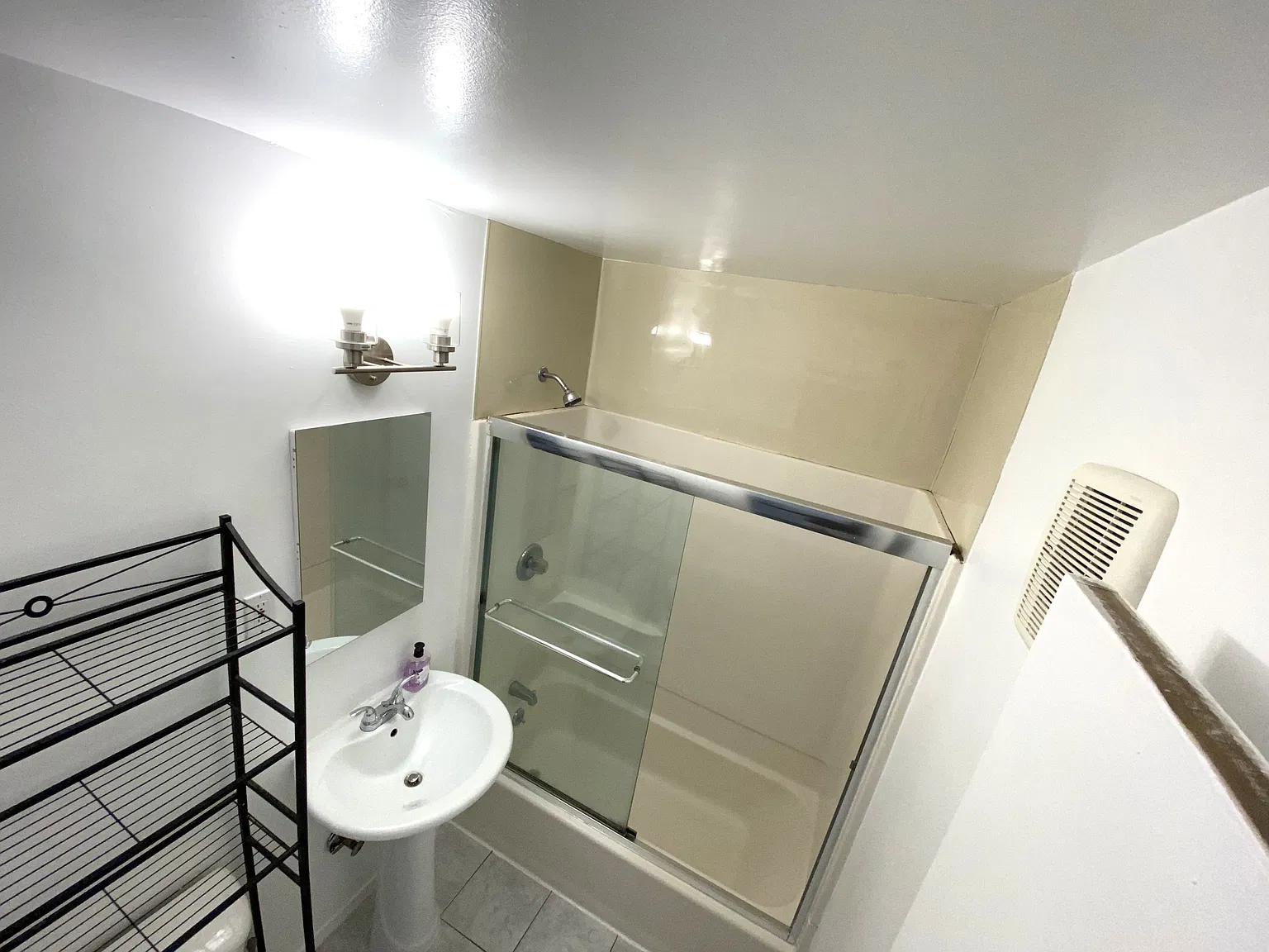 3 bed, 750 sqft, $1,550 — Photo 3
