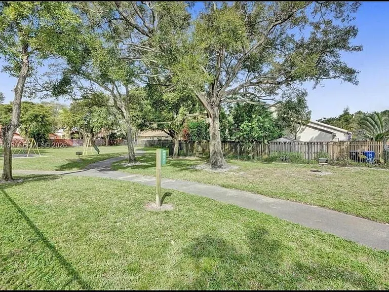 2900 NW 69th Ct — Photo 37