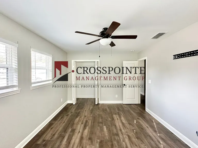 300 Pecan St — Photo 16