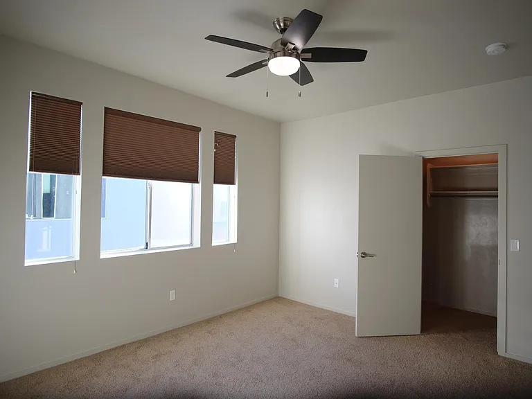 932 E Lustrum Ln — Photo 12