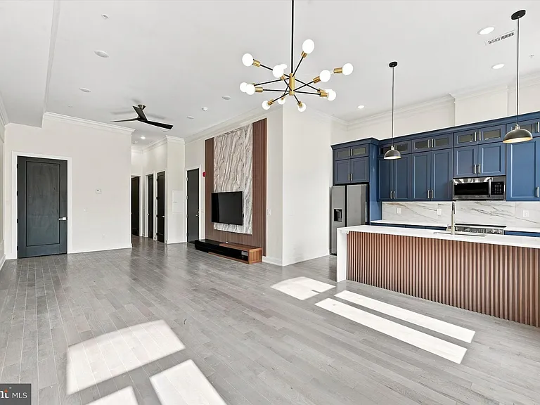 260 S 18th St #1 — Photo 3