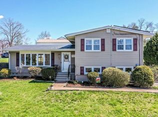 2 Pleasant Rise Cir, Brookfield, CT 06804